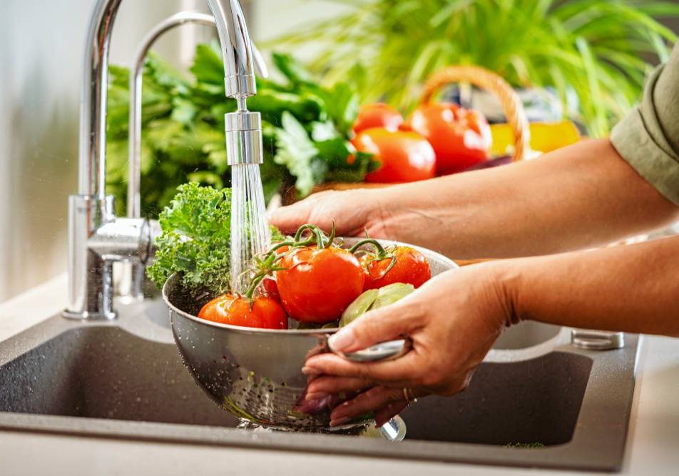 Lavaggio accurato di frutta e verdura per prevenire infezione da escherichia coli