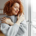 Giovane donna che favorisce la sua crescita personale coltivando l’amor proprio e la cura di sé