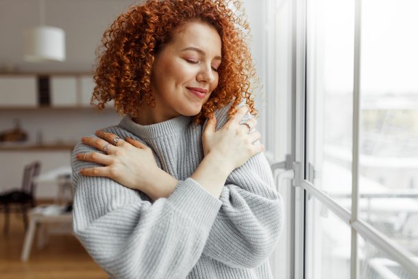 Giovane donna che favorisce la sua crescita personale coltivando l’amor proprio e la cura di sé