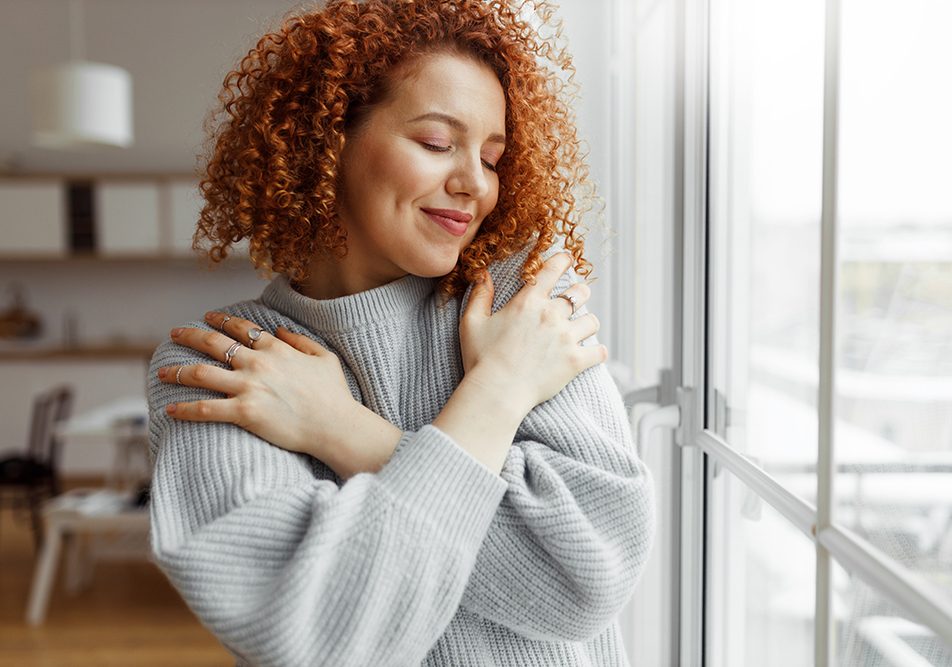 Giovane donna che favorisce la sua crescita personale coltivando l’amor proprio e la cura di sé