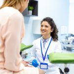 Giovane donna, in visita dalla ginecologa, che si sottopone allo screening del pap test