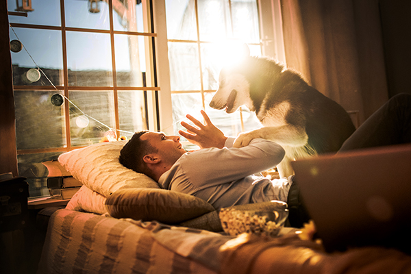 Giovane uomo beneficia della qualità del sonno