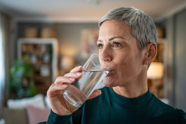Donna si idrata dopo terapia antibiotco