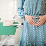 Donna con sospetta infezione intima nella sala d’attesa di uno studio ginecologico