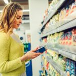 Leggere le etichette, verificando la presenza di allergeni o ingredienti problematici.