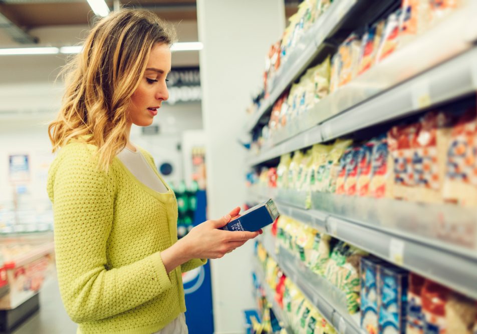 Leggere le etichette, verificando la presenza di allergeni o ingredienti problematici.