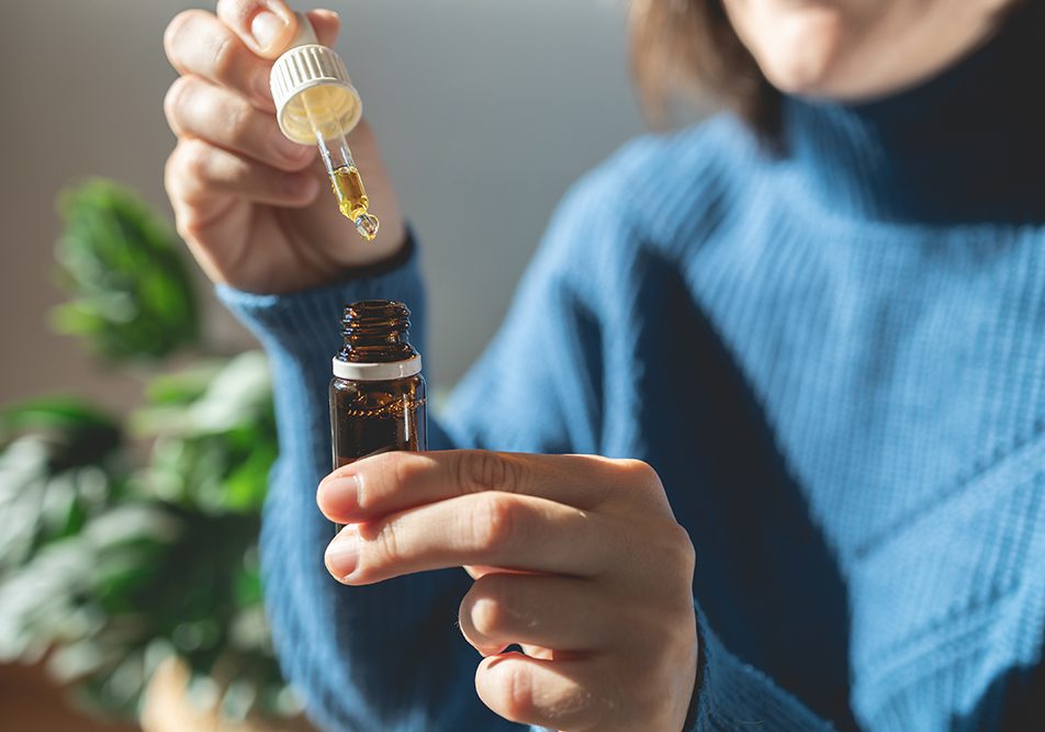 Quando la tosse grassa persiste, può diventare fastidiosa e interferire con le attività quotidiane; in questi casi, l’utilizzo di un mucolitico come la bromexina può offrire un valido aiuto.