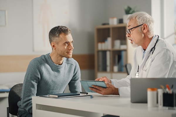 Prevenire l’HPV è possibile attraverso diverse strategie, come: il vaccino HPV, l’impiego del preservativo durante i rapporti sessuali e i controlli medici regolari.