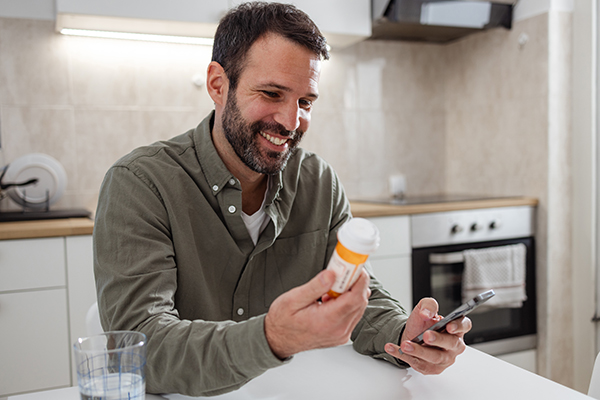 Uomo che imposta un promemoria sul telefono per ricordarsi quando prendere Augumentin
