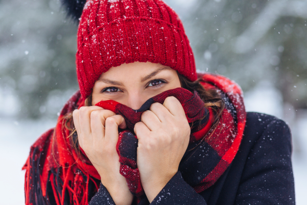 Indossare sciarpe per proteggere la gola dal freddo.