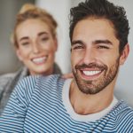 Giovane uomo si prende cura della propria salute sessuale prevenendo la trasmissione dell’HPV durante i rapporti sessuali