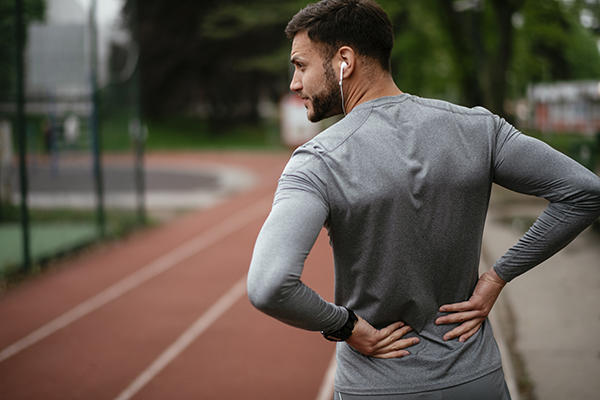 Uomo sportivo con bruciore durante la minzione presenta dolore al basso ventre e alla schiena
