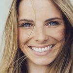 Donna sorridente cura devitalizzazione dente
