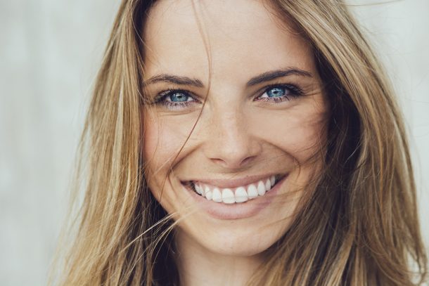 Donna sorridente cura devitalizzazione dente