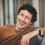 Uomo assume amoxicillina contro infezioni batteriche