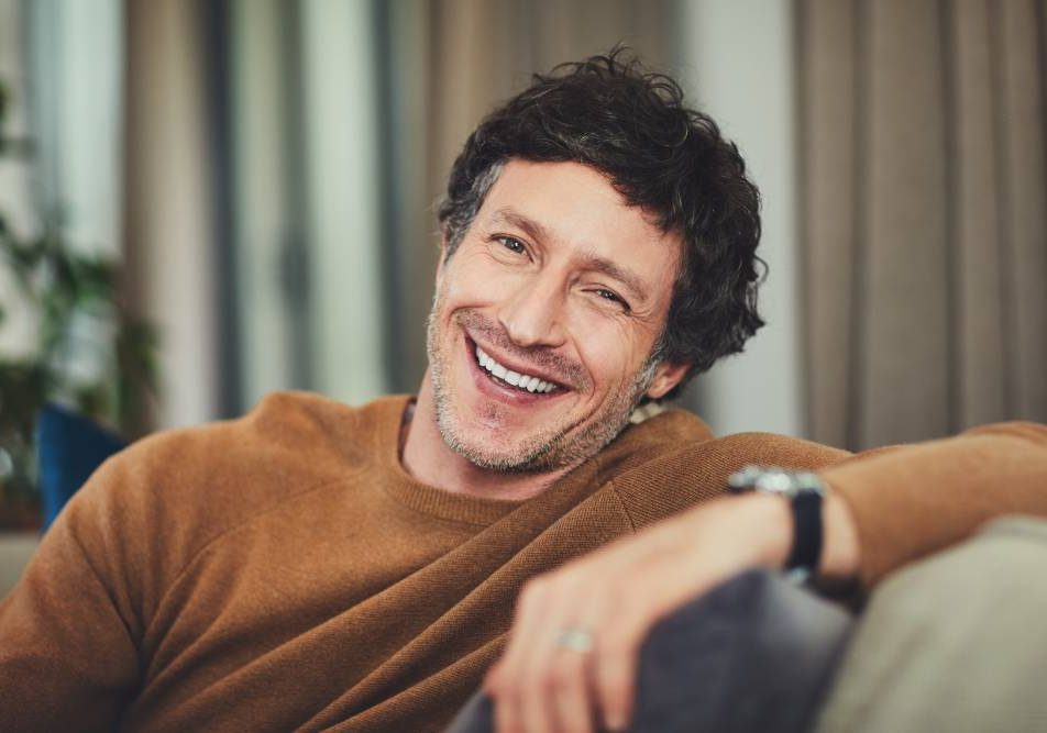 Uomo assume amoxicillina contro infezioni batteriche