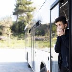Giovane uomo con congestione nasale che si soffia il naso