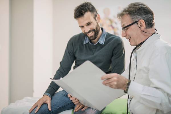 Uomo segue istruzioni medico per amoxicillina