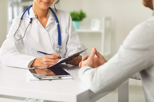 Paziente che riceve diagnosi rinite allergica