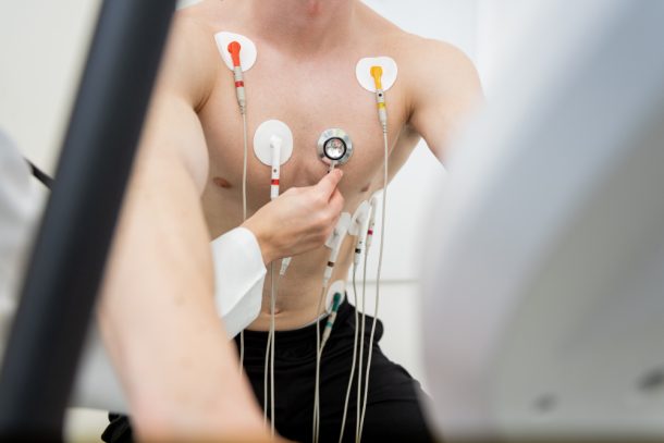 Uomo sottoposto a elettrocardiogramma per monitorare la frequenza cardiaca