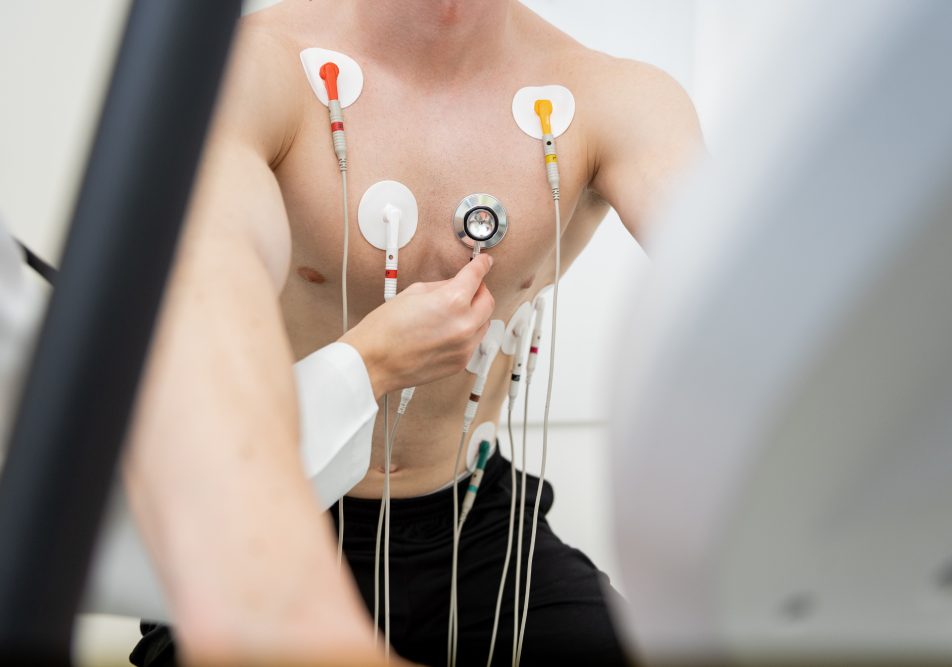 uomo-frequenza-cardiaca-ecg Uomo sottoposto a elettrocardiogramma per monitorare la frequenza cardiaca