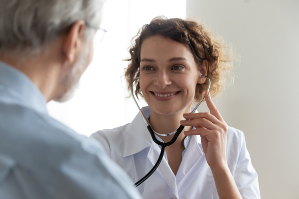 Uomo con ipertensione durante visita cardiologica