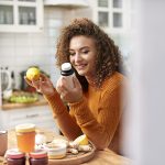 Ragazza che ottiene sollievo dalla tosse con rimedi naturali e farmaci da banco, non amoxicillina