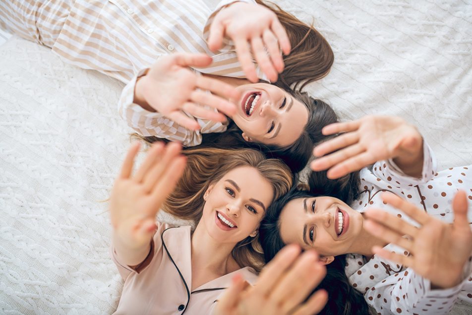 amiche-in-pigiama-prevengono-infezione-intima Un gruppo di amiche nel letto in pigiama che previene il rischio di infezioni intime adottando una corretta igiene intima e indossando biancheria di cotone