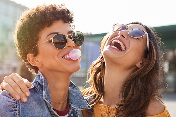 Amiche che masticano chewing-gum, una delle possibili cause di meteorismo