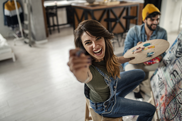 Amici che si divertono con l’hobby della pittura, mantenendo il cervello attivo