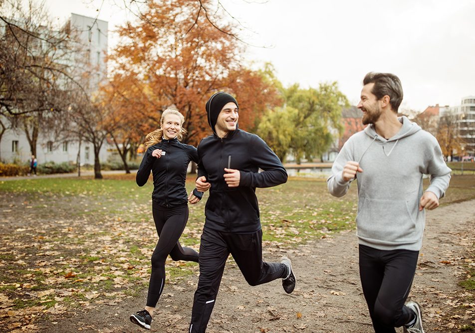 amici-praticando-jogging-evitando-sedentarieta-rischio-artrosi-ginocchio Amici che praticano jogging al parco, evitando l’eccessiva sedentarietà e prevenendo l’insorgenza di artrosi al ginocchio in età avanzata