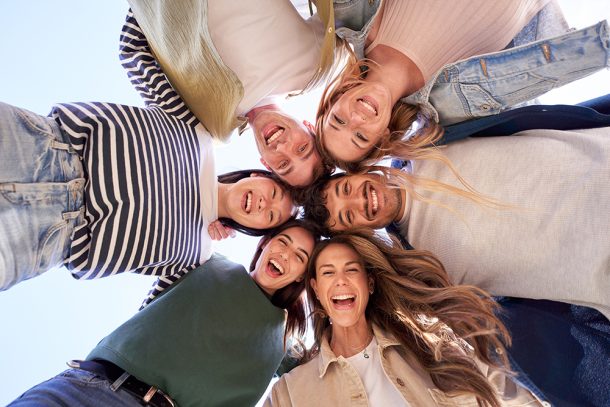 amici-sorridendo-rilascio-serotonina Amici che sorridono rilasciando la serotonina nel cervello