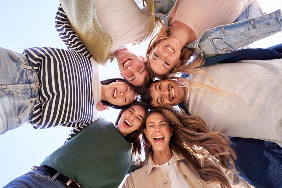 amici-sorridendo-rilascio-serotonina Amici che sorridono rilasciando la serotonina nel cervello