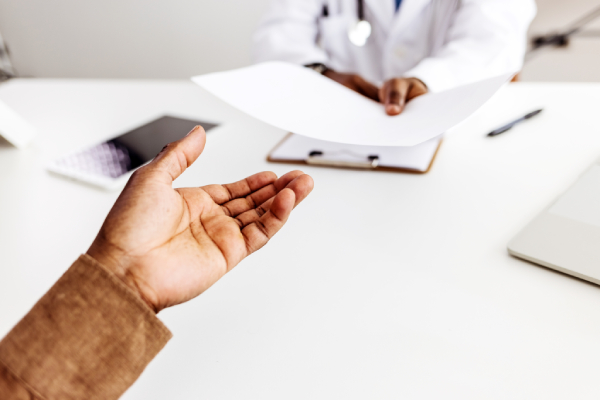 Medico prescrive le indicazioni per assumere Augmentin