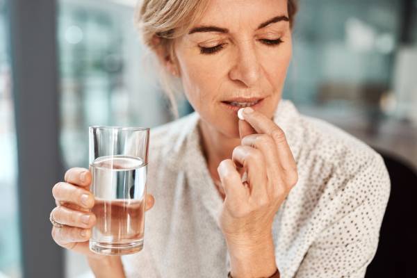 Donna matura che prende antibiotico