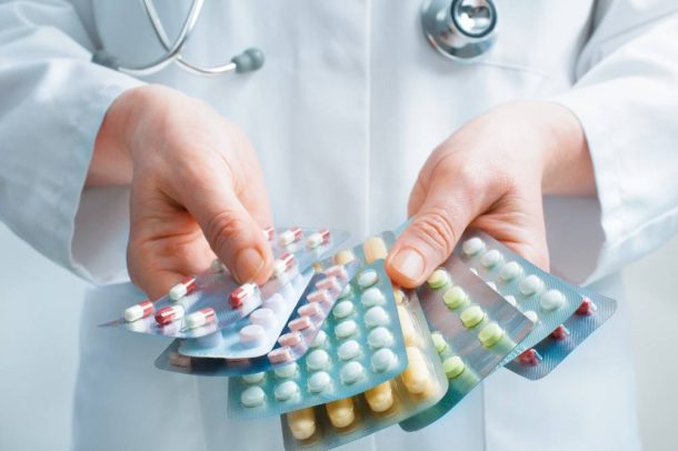 assunzione-antibiotico-infezioni Medico con antibiotici per combattere infezione