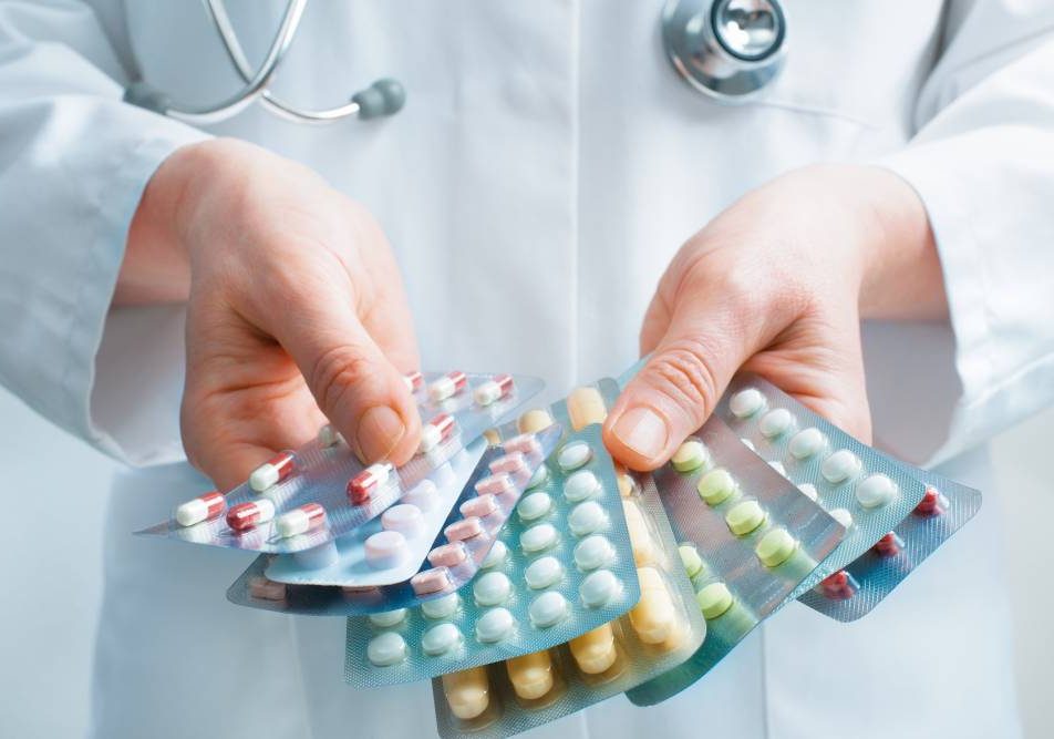assunzione-antibiotico-infezioni Medico con antibiotici per combattere infezione