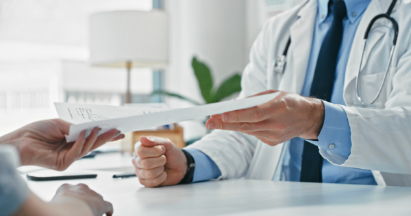 Medico fornisce indicazioni per l'uso dell'azitromicina