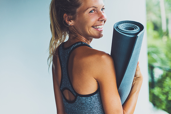 Donna che gode dei benefici del pilates dopo un allenamento mirato