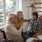 Nonni e nipoti si godono di un momento conviviale rimediando ai sintomi della cistite