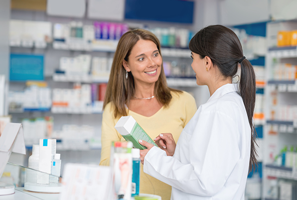 Cliente in farmacia che domanda informazioni alla farmacista della validità della sua ricetta bianca