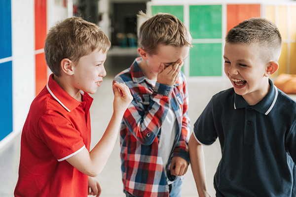 Come si trasmette lo streptococco nei bambini, in ambienti affollati e superfici contaminate
