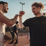 Compagni di squadra di basket, uno degli sport da contatto in cui gli atleti sono a rischio di infortunarsi con una lussazione della spalla