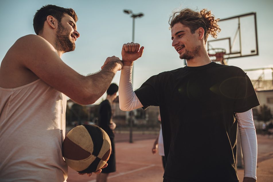 Compagni di squadra di basket, uno degli sport da contatto in cui gli atleti sono a rischio di infortunarsi con una lussazione della spalla