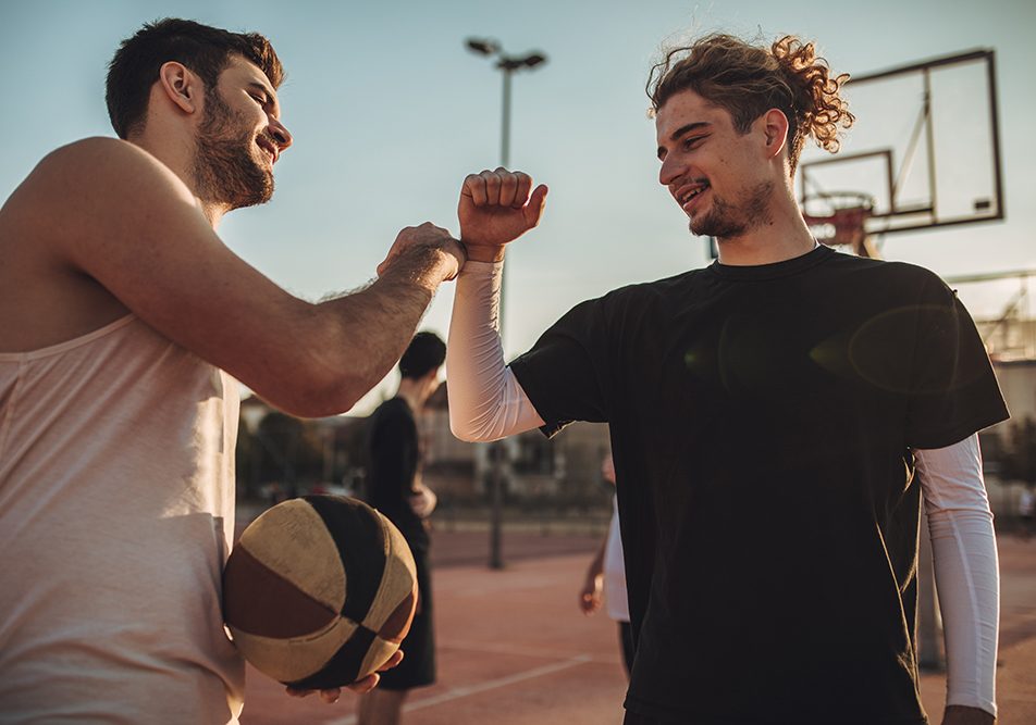 Compagni di squadra di basket, uno degli sport da contatto in cui gli atleti sono a rischio di infortunarsi con una lussazione della spalla