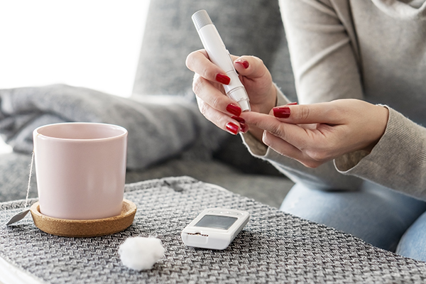 In caso di diabete, mantenere i livelli di zucchero nel sangue sotto controllo per prevenire la candidosi.
