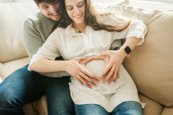 Giovane coppia innamorata e abbracciata che affronta la sfida dello streptococco in gravidanza