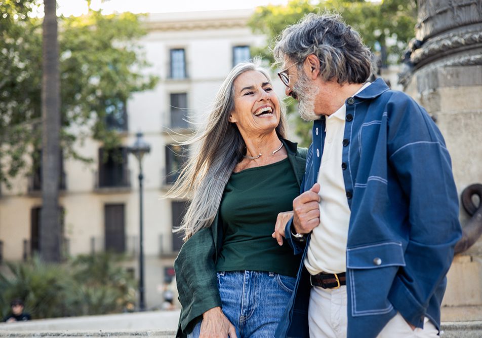 Coppia di senior che si gode una passeggiata dopo essersi sottoposta alla vaccinazione pneumococco per over 65