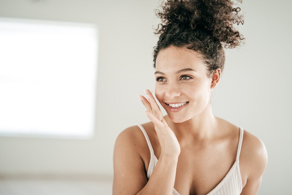 cura-di-se-debellando-scabbia Donna che si prende cura di sé nella sua routine di igiene per debellare la scabbia