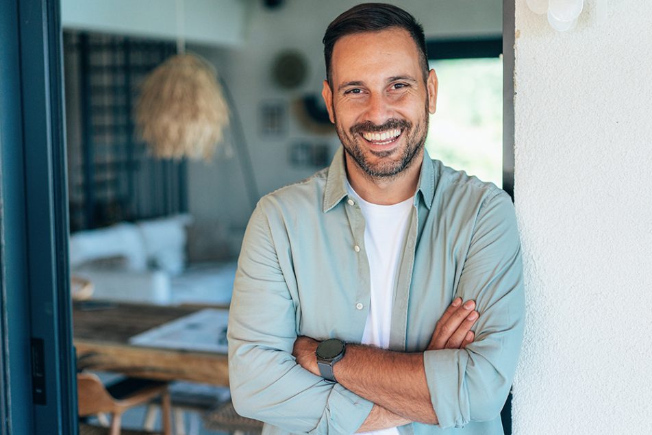 cura-prepuzio-infiammato-uomo Uomo sorridente che si prende cura della sua salute intima e del prepuzio infiammato a casa